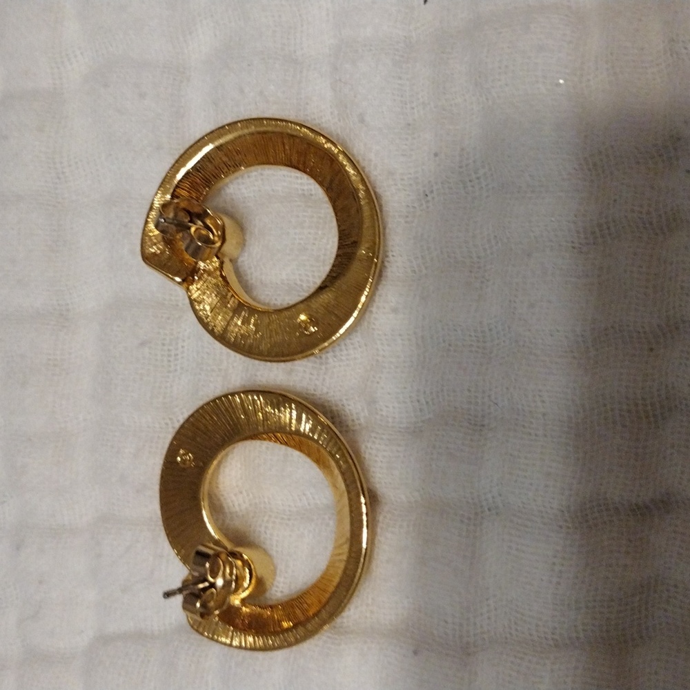 Vintage, 1990 Gold tone swirl ribbon circle and clear rhinestone pierced earring - Picture 3 of 3